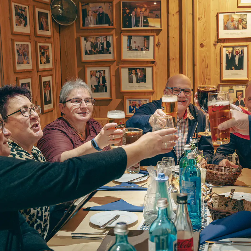 Team feiert gemeinsam