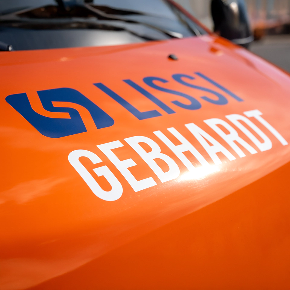 Lissi Gebhardt Logo auf einem orangen Fahrzeug